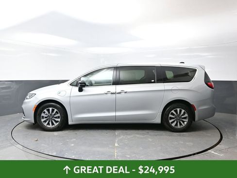 Used 2024 Chrysler Pacifica Select image 12