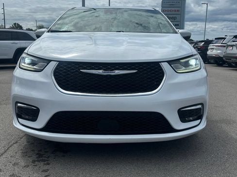 Used 2023 Chrysler Pacifica Touring-L FWD image 3