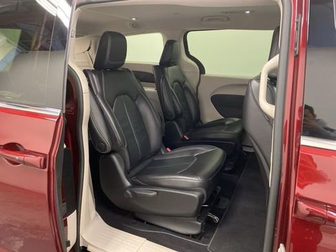 Used 2022 Chrysler Pacifica Touring-L image 25