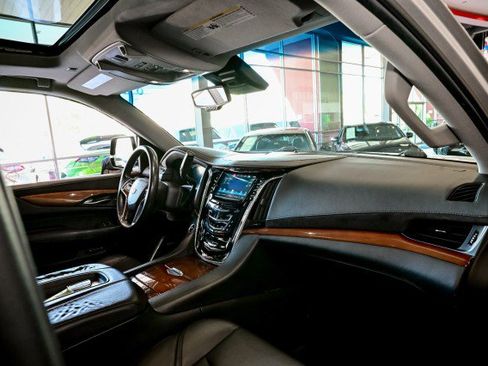 Used 2016 Cadillac Escalade Luxury AWD/4WD image 29