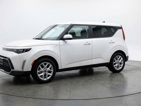 Used 2025 Kia Soul LX w/ LX Technology Package FWD image 3