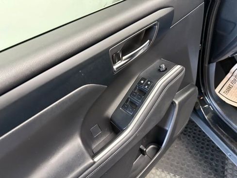 Used 2023 Toyota Highlander L image 21