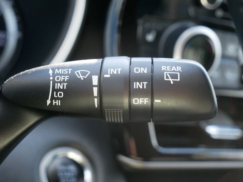 Used 2021 Toyota Highlander XLE AWD/4WD image 30