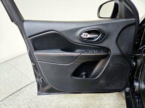 Used 2019 Jeep Cherokee Trailhawk image 16