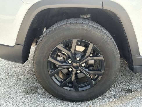 Used 2025 Jeep Grand Cherokee Altitude AWD/4WD image 34