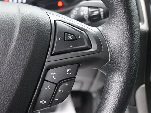 Used 2024 Ford Edge SE image 2