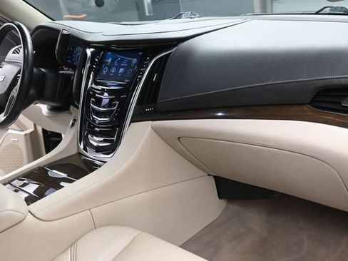 Used 2020 Cadillac Escalade Luxury AWD/4WD image 30