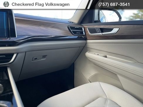 Used 2025 Volkswagen Atlas SE image 32