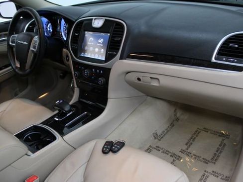 Used 2013 Chrysler 300 Motown w/ Driver Convenience Group image 19