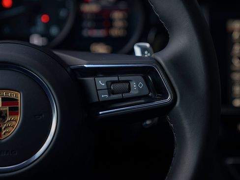 Certified 2025 Porsche Macan AWD/4WD image 8