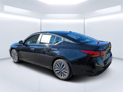 Used 2023 Nissan Altima 2.5 SV image 5