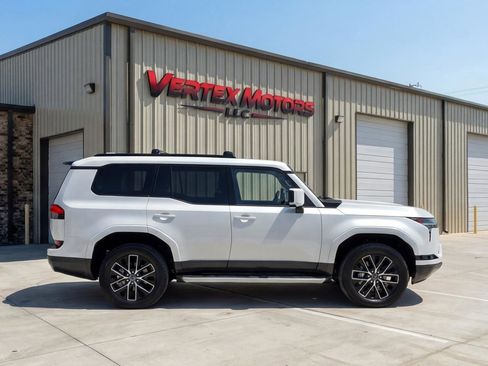 Used 2024 Lexus GX 550 image 3