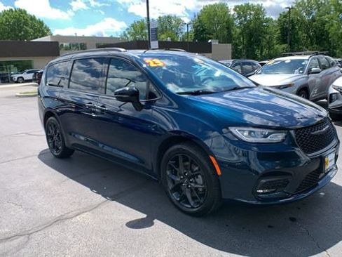 Used 2023 Chrysler Pacifica Limited w/ Uconnect Theater Family Group AWD/4WD image 7