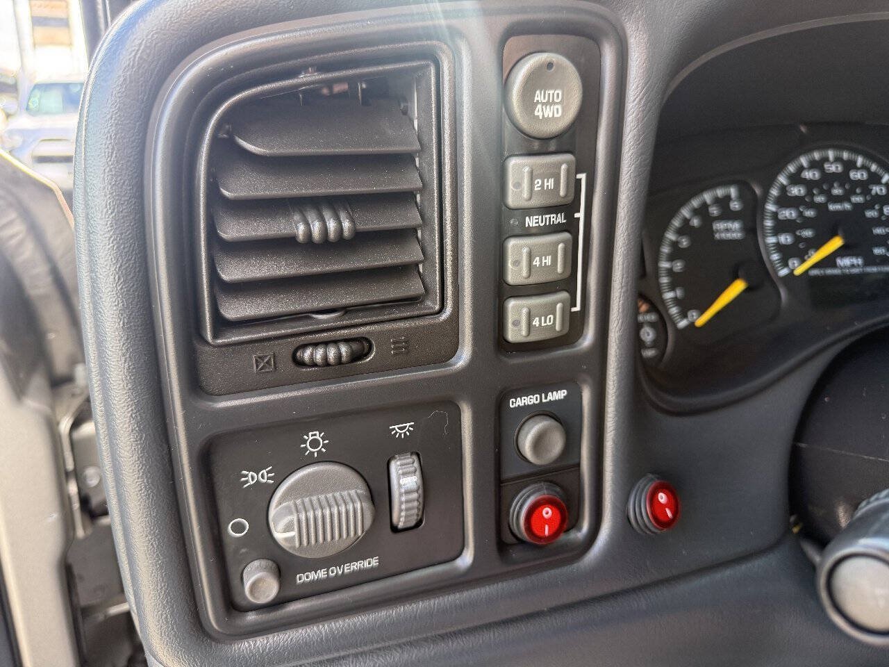 Used 2001 Chevrolet Silverado 2500 LS w/ Firm Ride Suspension Pkg AWD/4WD image 17