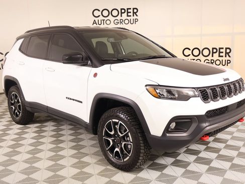 Used 2025 Jeep Compass Trailhawk w/ Trailhawk Convenience Group AWD/4WD image 1