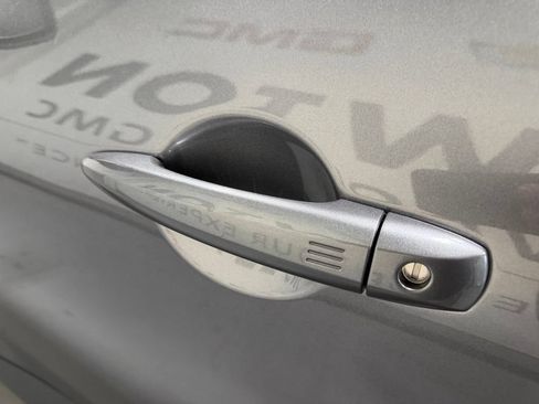 Used 2024 Nissan Pathfinder SV FWD image 3