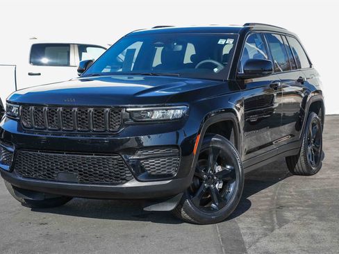 Used 2023 Jeep Grand Cherokee Altitude image 1