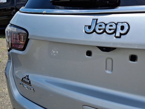 Used 2025 Jeep Compass Limited AWD/4WD image 17