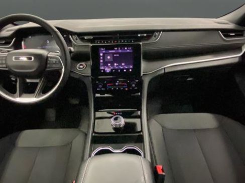 Used 2025 Jeep Grand Cherokee Laredo w/ Luxury Tech Group I AWD/4WD image 11