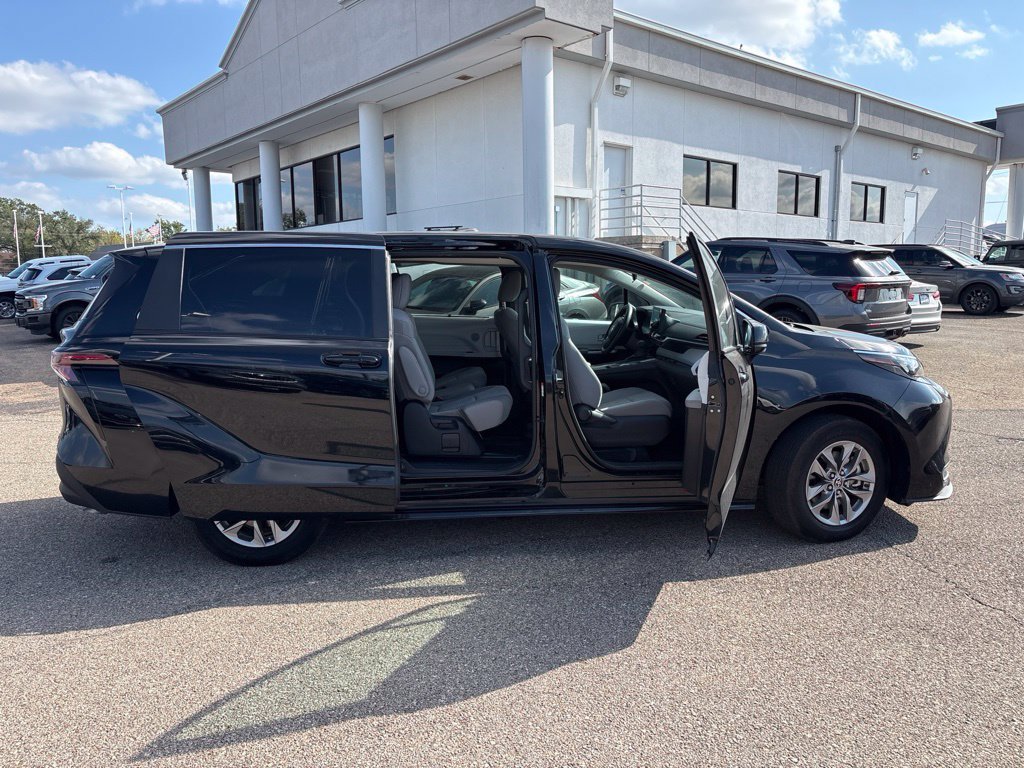 Used 2025 Toyota Sienna LE FWD image 8