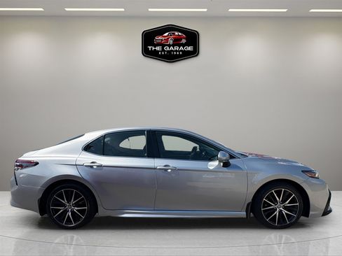 Used 2022 Toyota Camry SE w/ Cold Weather Package image 2
