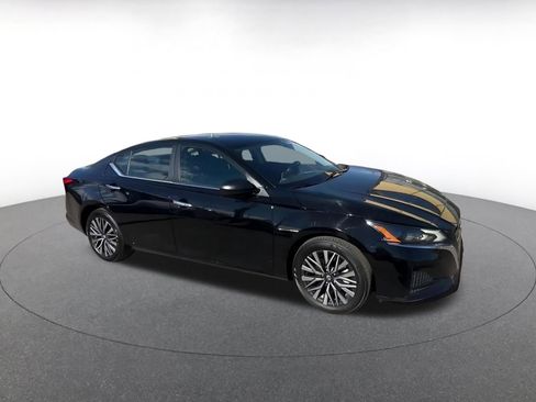 Used 2025 Nissan Altima 2.5 SV image 2