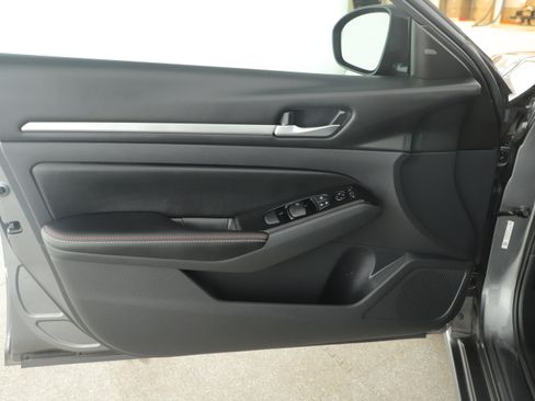 Used 2024 Nissan Altima 2.5 SR w/ SR Premium Package image 5