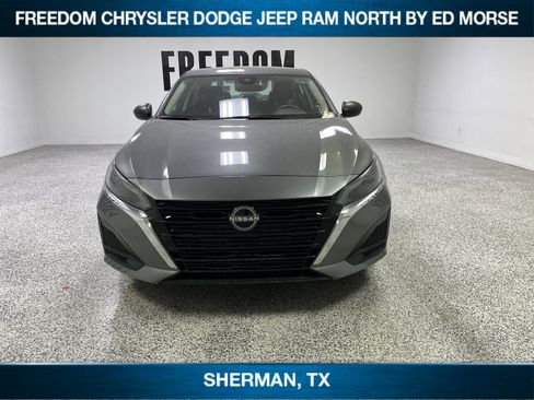 Used 2024 Nissan Altima 2.5 SV image 2