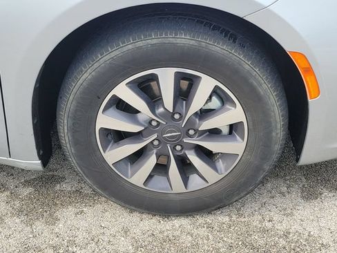 Used 2023 Chrysler Pacifica Touring-L FWD image 7