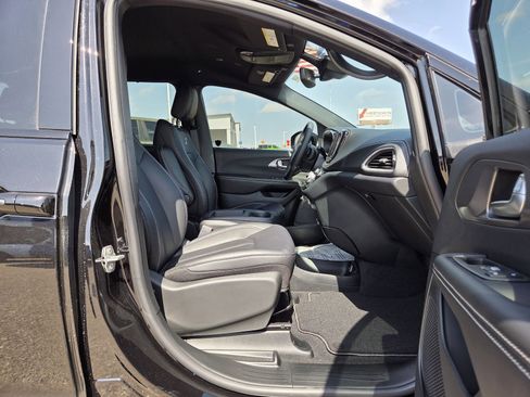 New 2026 Chrysler Pacifica Select FWD image 19