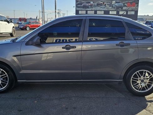 Used 2010 Ford Focus SE image 6