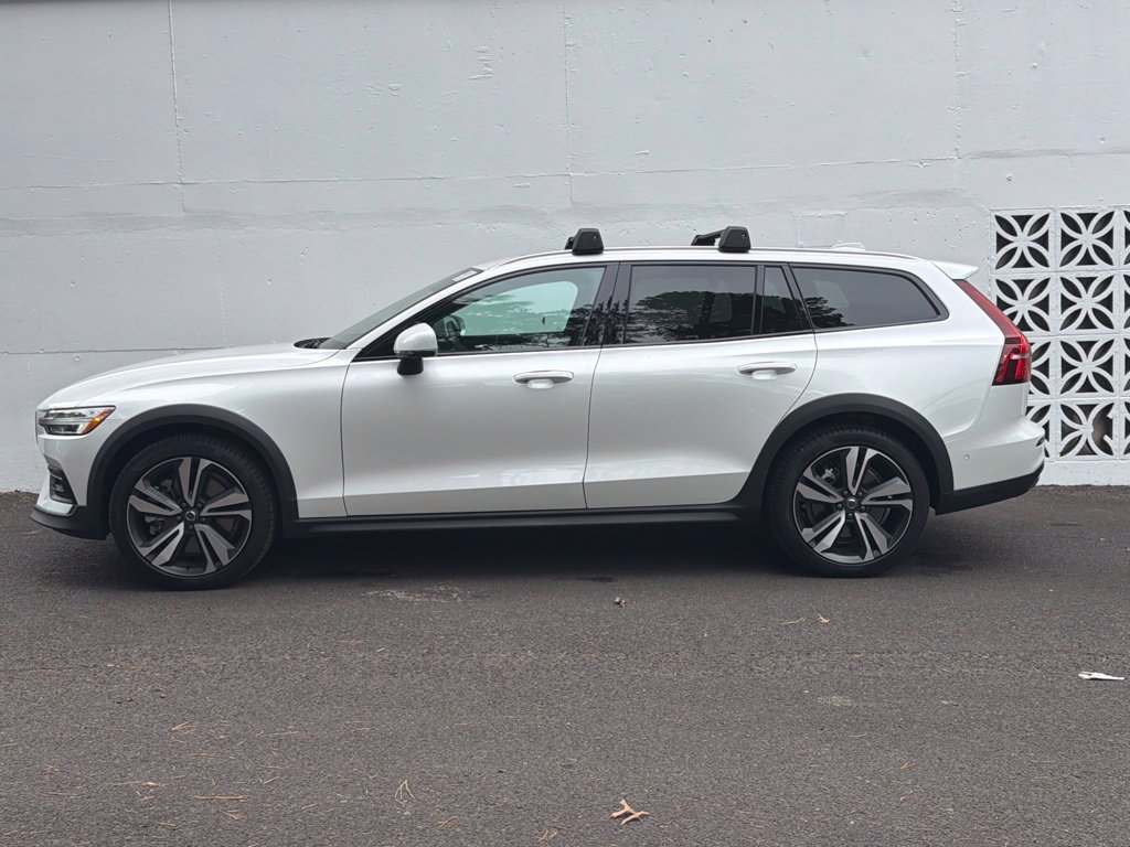 Used 2025 Volvo V60 B5 Cross Country Plus AWD/4WD image 2