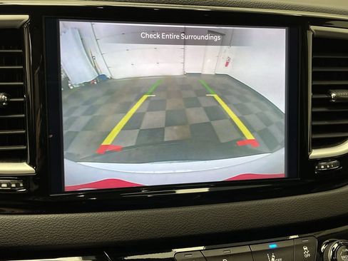 Used 2024 Chrysler Pacifica Touring-L image 5