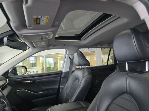 Used 2024 Toyota Highlander XLE AWD/4WD image 23