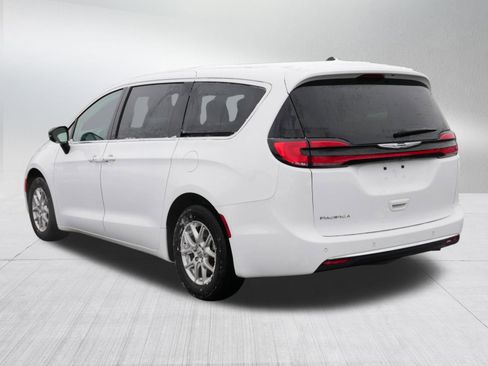 Used 2024 Chrysler Pacifica Touring-L image 5