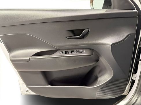 Used 2025 Hyundai Kona SE image 18