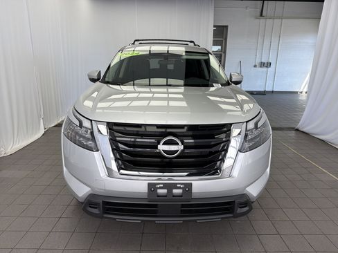 Used 2024 Nissan Pathfinder SV image 2