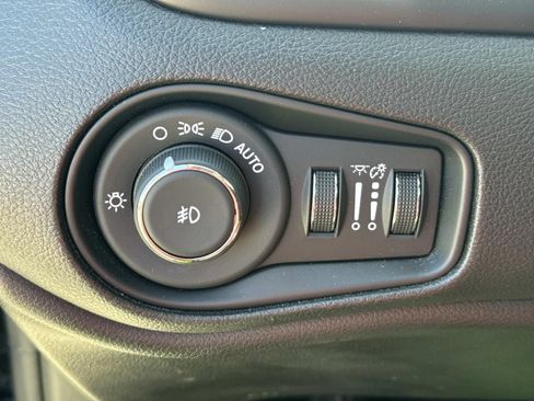 Used 2023 Jeep Renegade Latitude AWD/4WD image 20