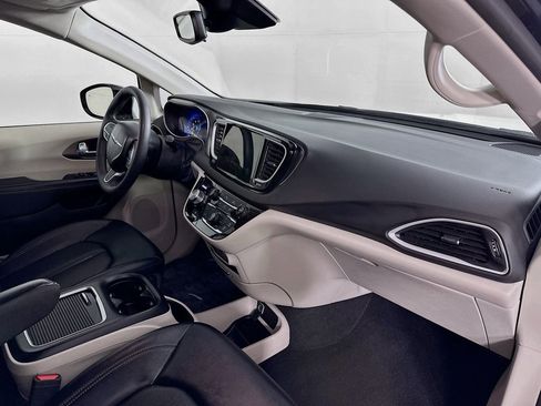 Certified 2024 Chrysler Pacifica Touring-L image 40