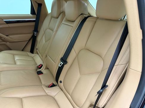 Used 2017 Porsche Cayenne w/ Premium Plus Package image 15