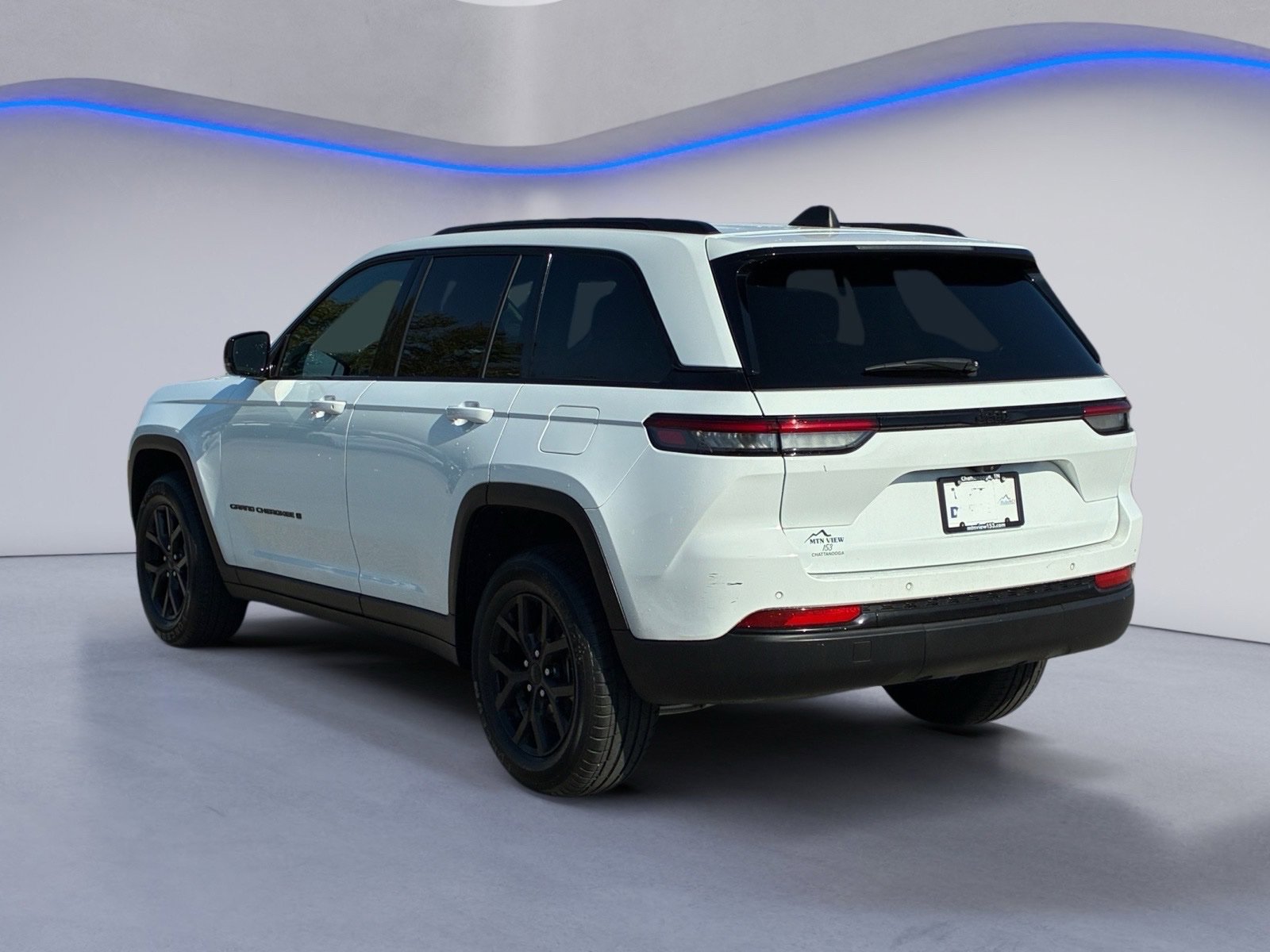 Used 2024 Jeep Grand Cherokee Altitude RWD image 3