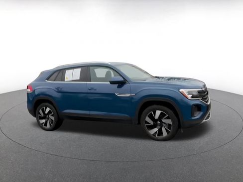 Used 2025 Volkswagen Atlas Cross Sport SE image 2