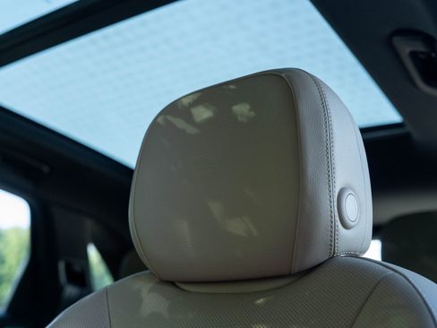 Certified 2025 Porsche Cayenne E-Hybrid w/ Premium Package Plus image 30