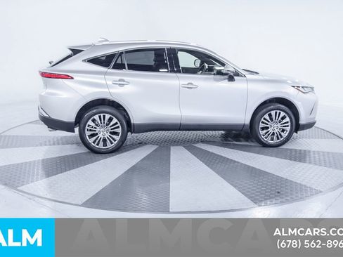 Used 2022 Toyota Venza XLE image 12