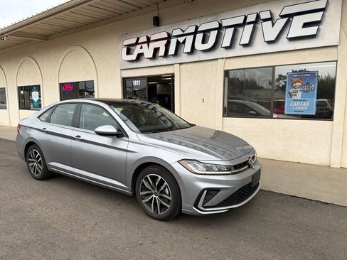 Used 2025 Volkswagen Jetta SE FWD image 1