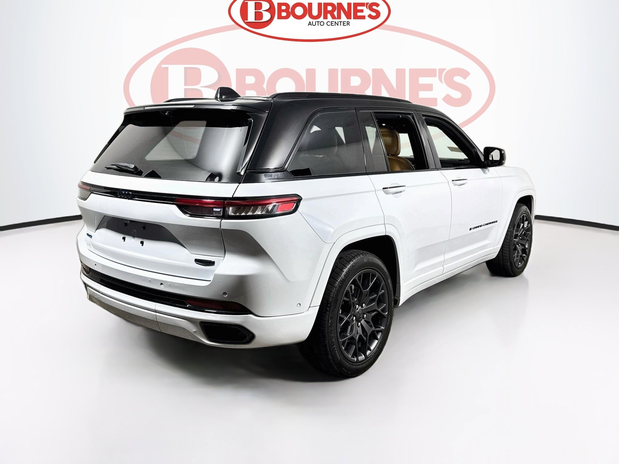 Used 2023 Jeep Grand Cherokee Summit w/ Advanced Protech Group IV AWD/4WD image 12