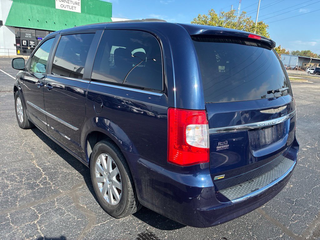 Used 2014 Chrysler Town & Country Touring FWD image 4