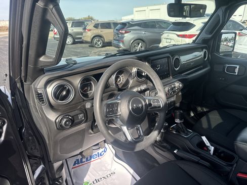 Used 2023 Jeep Wrangler Unlimited Sahara image 9