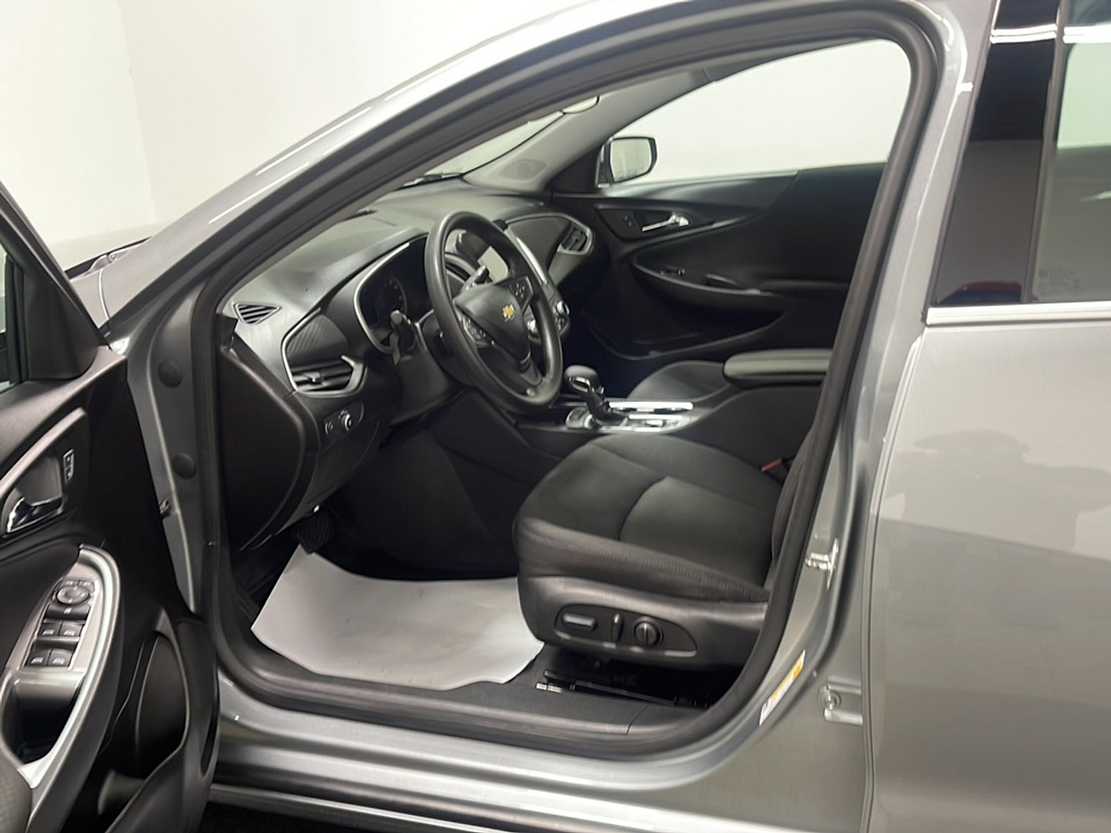 Used 2025 Chevrolet Malibu LT FWD image 2