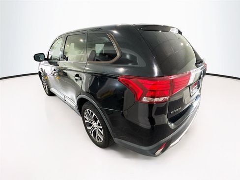 Used 2016 Mitsubishi Outlander SE image 3